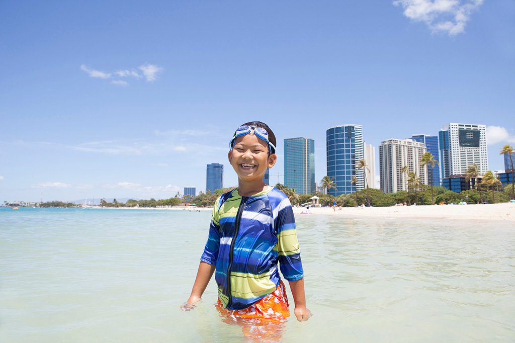 ハワイのビーチで遊ぶ子ども