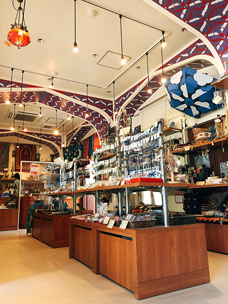 世界各国の珍しい雑貨が並ぶ店内/野外民族博物館 リトルワールド(愛知県/犬山市)