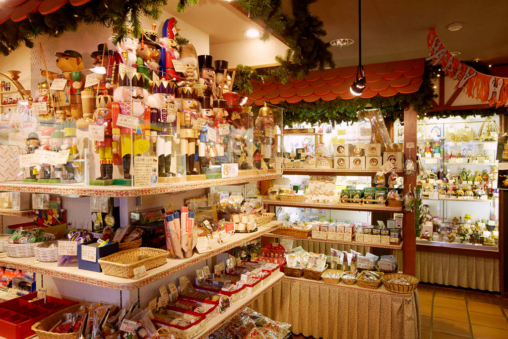 世界各国の珍しい雑貨が並ぶ店内/野外民族博物館 リトルワールド(愛知県/犬山市)