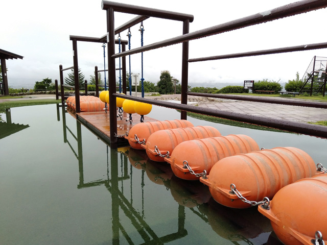 オレンジの浮き玉が連なる「玉渡り」/山梨県笛吹川 フルーツ公園