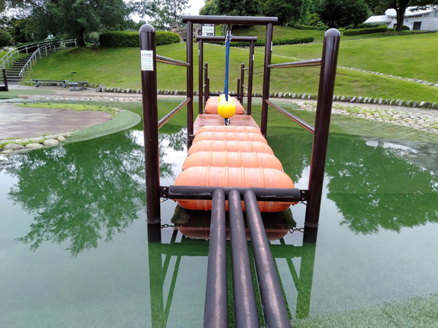 オレンジの浮き玉が連なる「玉渡り」/山梨県笛吹川 フルーツ公園