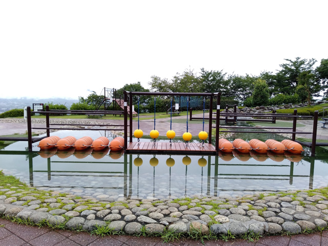 オレンジの浮き玉が連なる「玉渡り」/山梨県笛吹川 フルーツ公園