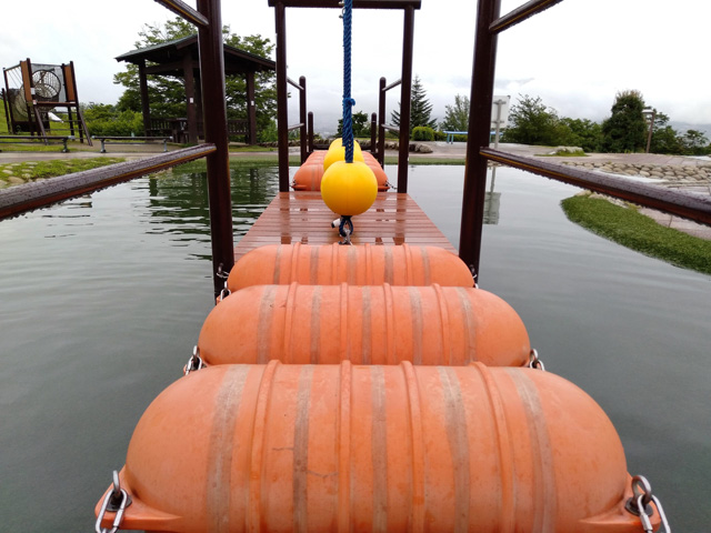 オレンジの浮き玉が連なる「玉渡り」/山梨県笛吹川 フルーツ公園