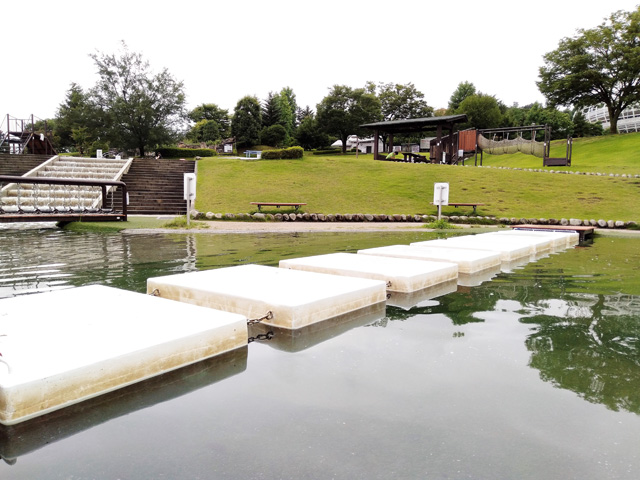 子ども人気ナンバー1の「イカダ橋」/山梨県笛吹川 フルーツ公園