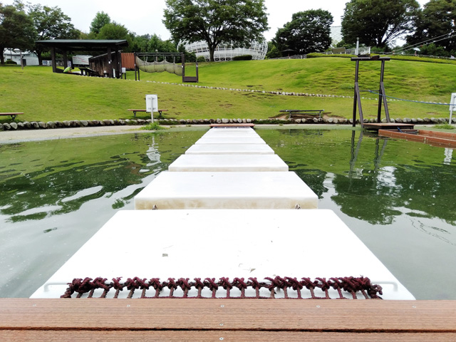 8個連なる白いイカダ/山梨県笛吹川 フルーツ公園