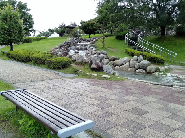 ゴツゴツした岩山に滝が流れるウォーターシャワー/山梨県笛吹川 フルーツ公園