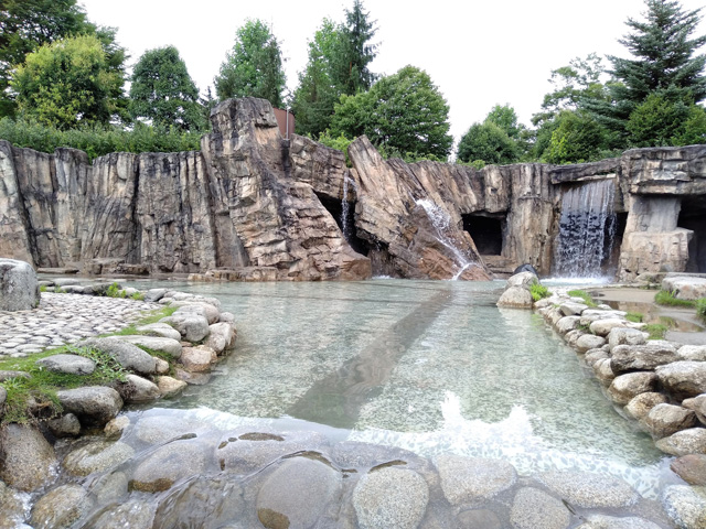 ゴツゴツした岩山に滝が流れるウォーターシャワー/山梨県笛吹川 フルーツ公園