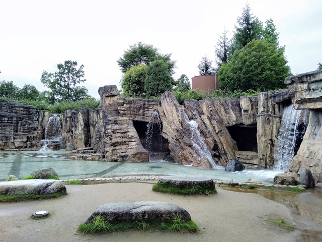 ゴツゴツした岩山に滝が流れるウォーターシャワー/山梨県笛吹川 フルーツ公園