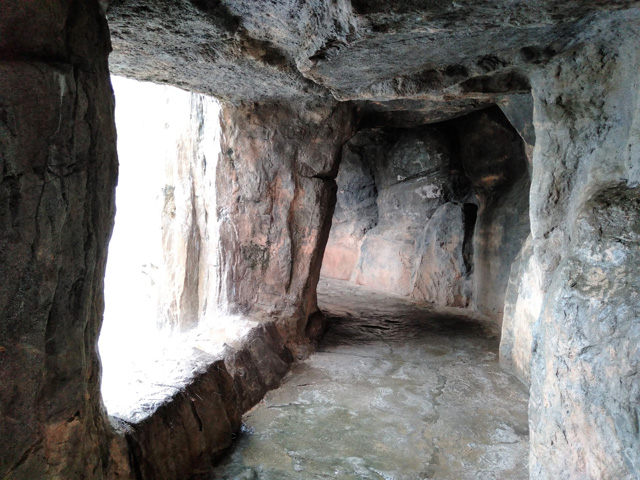 ウォーターシャワーの滝の裏側/山梨県笛吹川 フルーツ公園