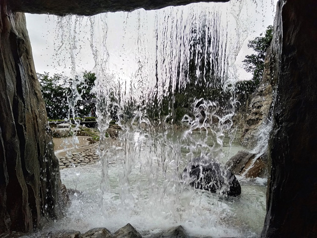 ウォーターシャワーの滝の裏側/山梨県笛吹川 フルーツ公園