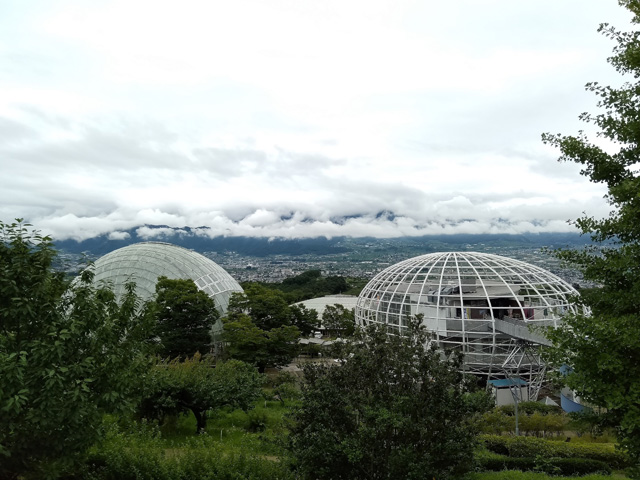 高原の中に現れる3つの透明ドーム/山梨県笛吹川 フルーツ公園