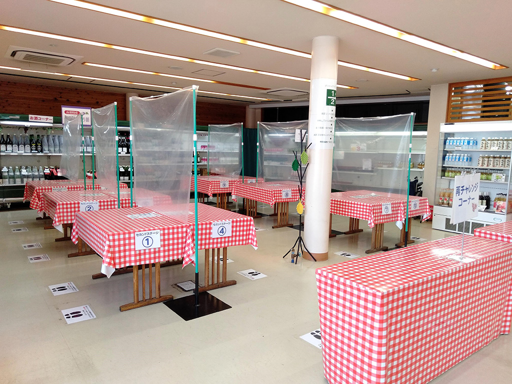 詰め放題用のテーブル/桔梗信玄餅工場テーマパーク（山梨県/笛吹市）