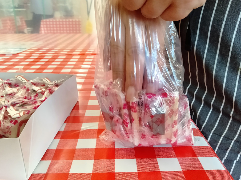 詰め放題の様子/桔梗信玄餅工場テーマパーク（山梨県/笛吹市）