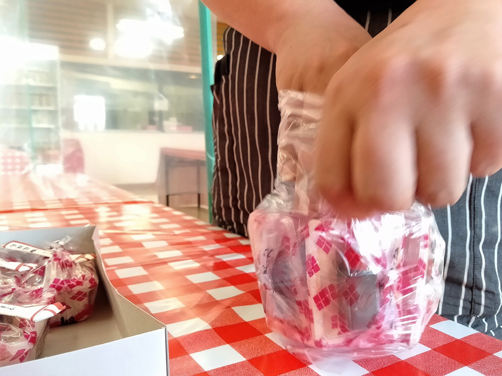 詰め放題の様子/桔梗信玄餅工場テーマパーク（山梨県/笛吹市）