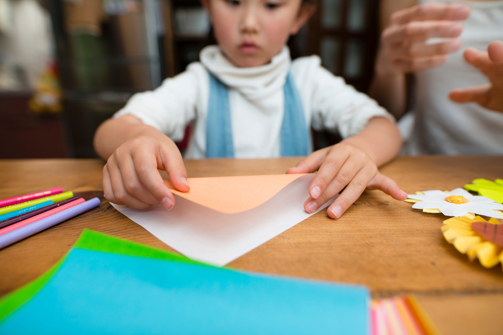 折り紙を折る子ども