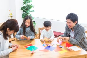 おうち遊びの定番！簡単で意外と奥深い折り紙遊びをやってみよう（幼児向け）