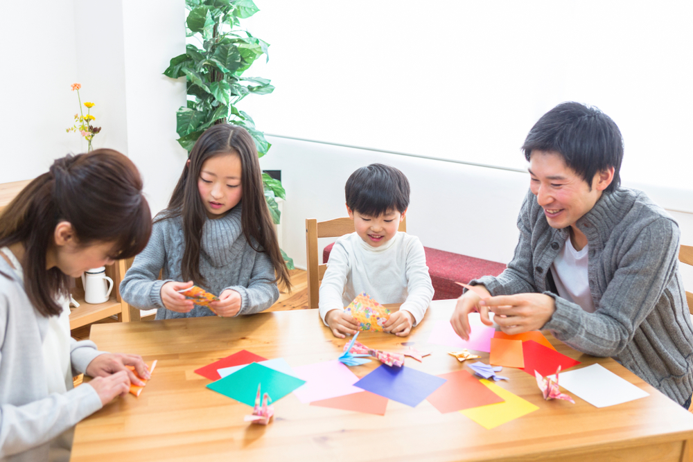 家族で折り紙をする様子