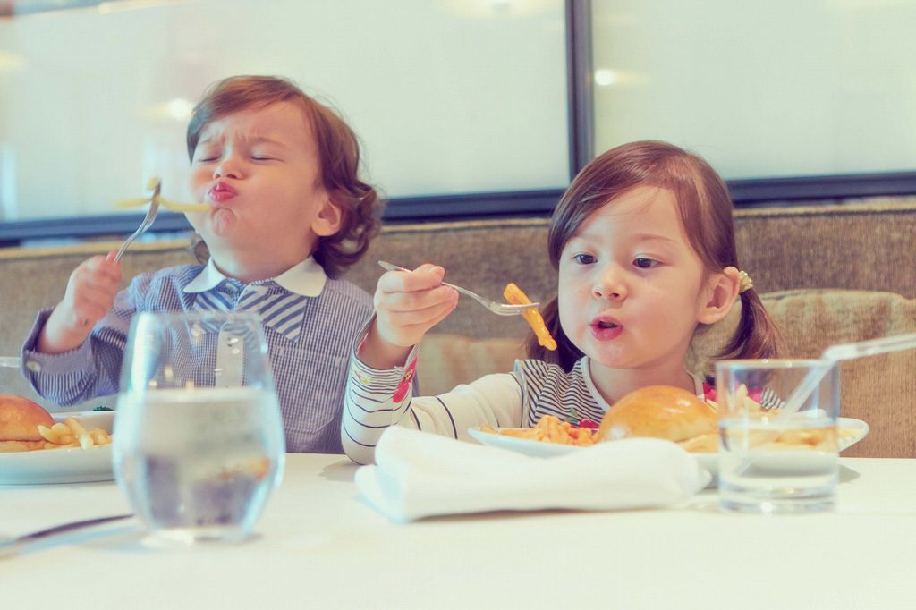 食事をする子ども