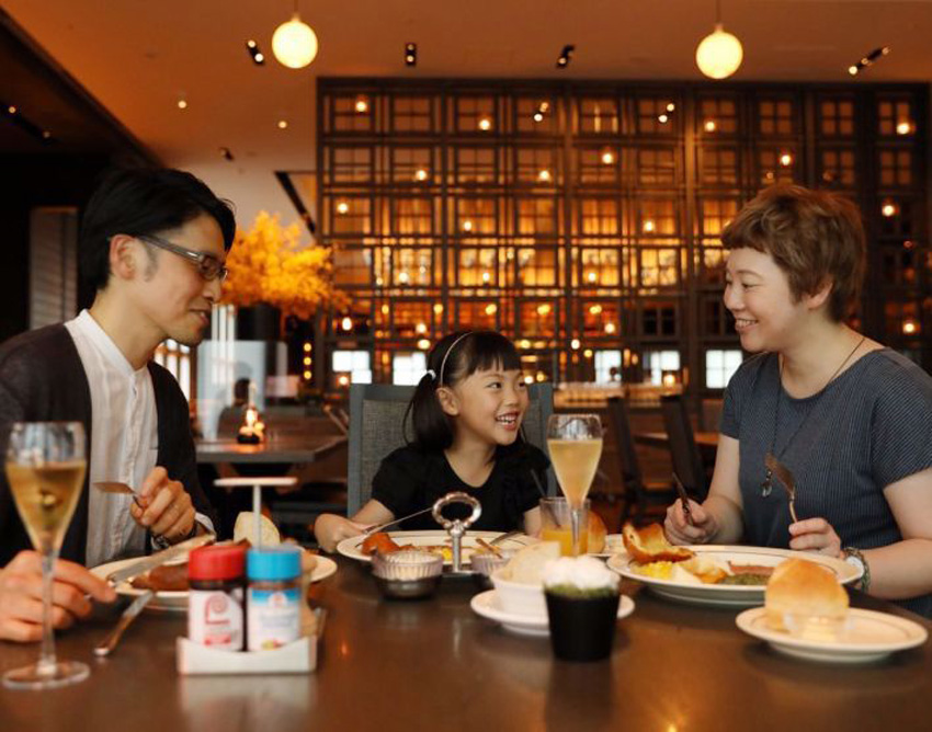 ロウリーズ・ザ・プライムリブで食事をする家族