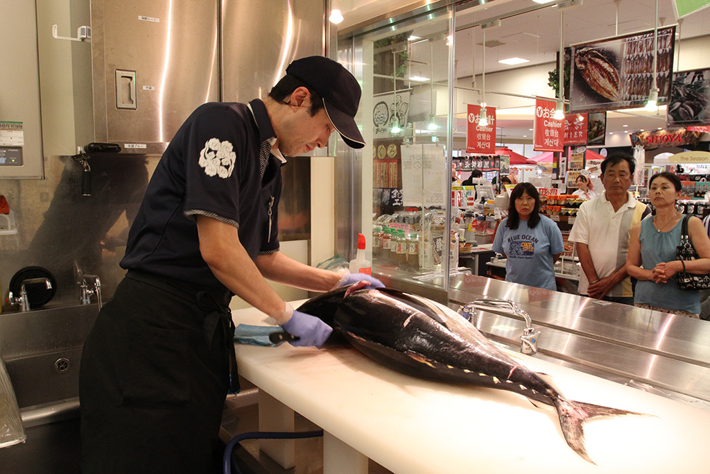 毎週土日祝日に行われるマグロ解体ショー/駿河湾沼津SA（静岡県/沼津市）