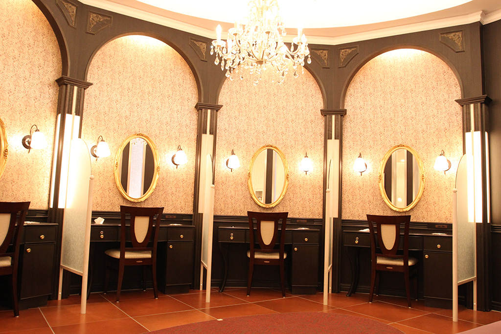 女性用トイレの豪華なパウダールーム/駿河湾沼津SA（静岡県/沼津市）