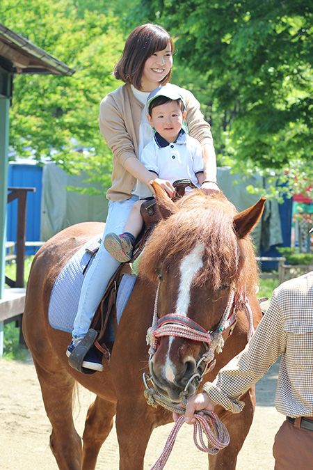 乗馬をする親子/那須りんどう湖レイクビュー（栃木県/那須塩原市）