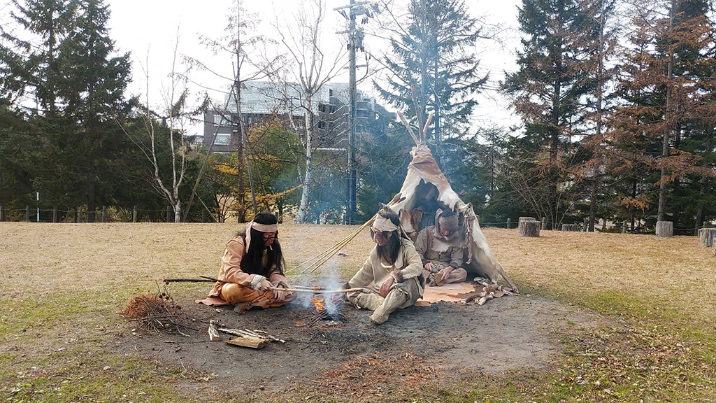 屋外展示「氷河期の森」に狩人が登場!?(宮城県/仙台市)