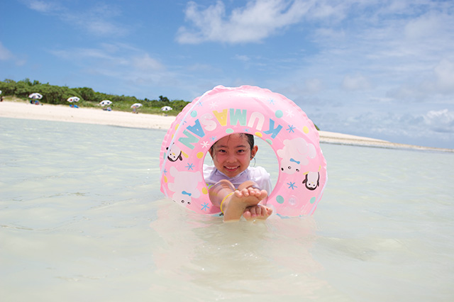 コンドイ浜で遊ぶ子ども