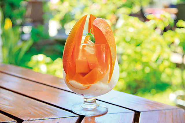 宮古島産マンゴーを使ったパフェ/農家レストラン 楽園の果実(沖縄県/宮古島市)