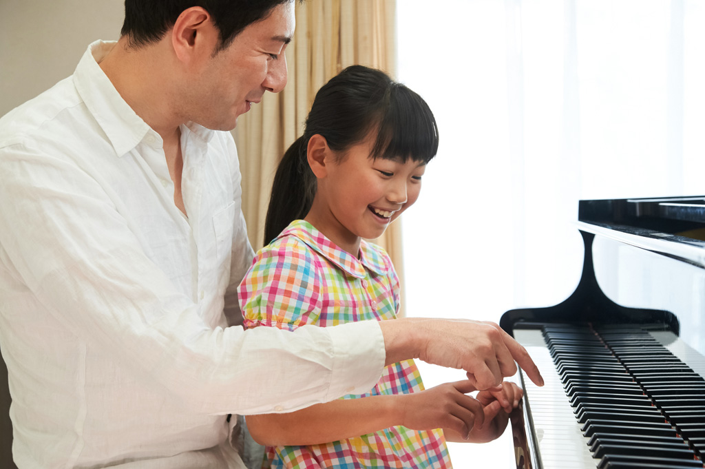 親子でピアノを弾く様子