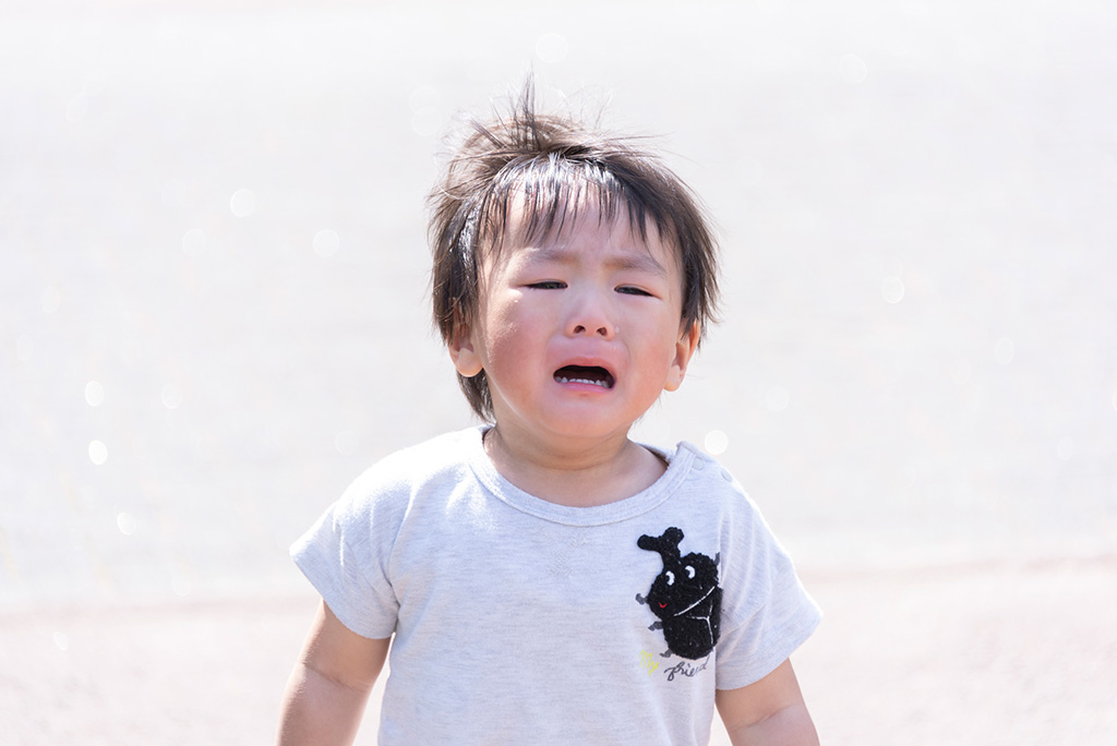 泣く子ども