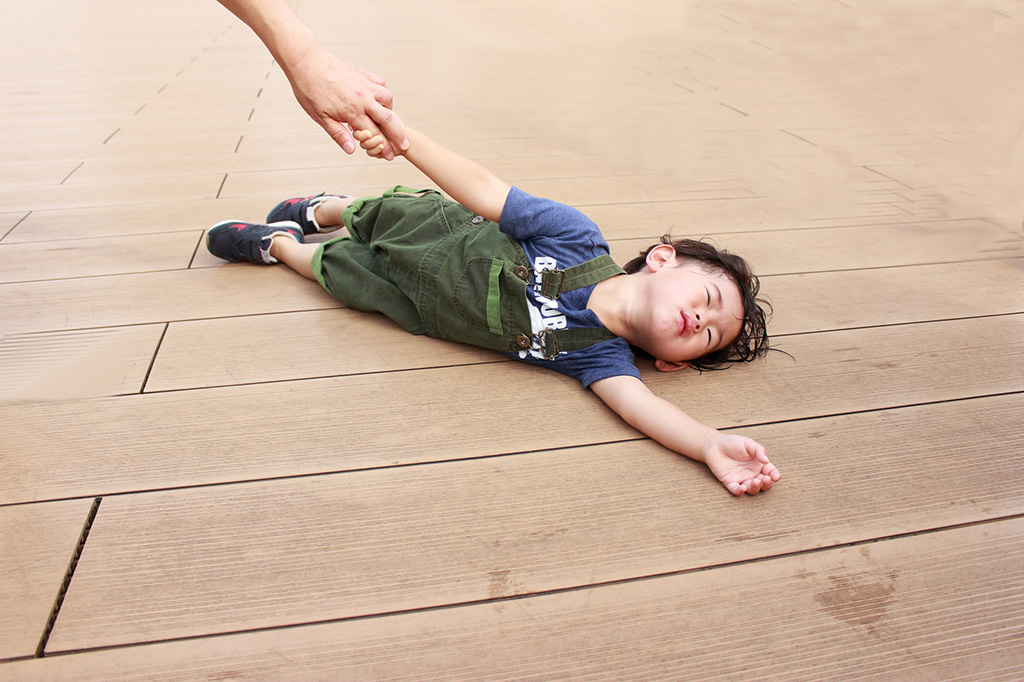寝そべる子ども