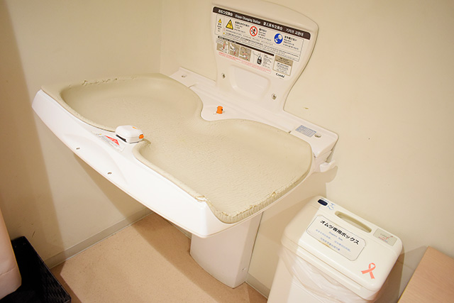 授乳室内のおむつ交換台/マクセル アクアパーク品川(東京都/港区)