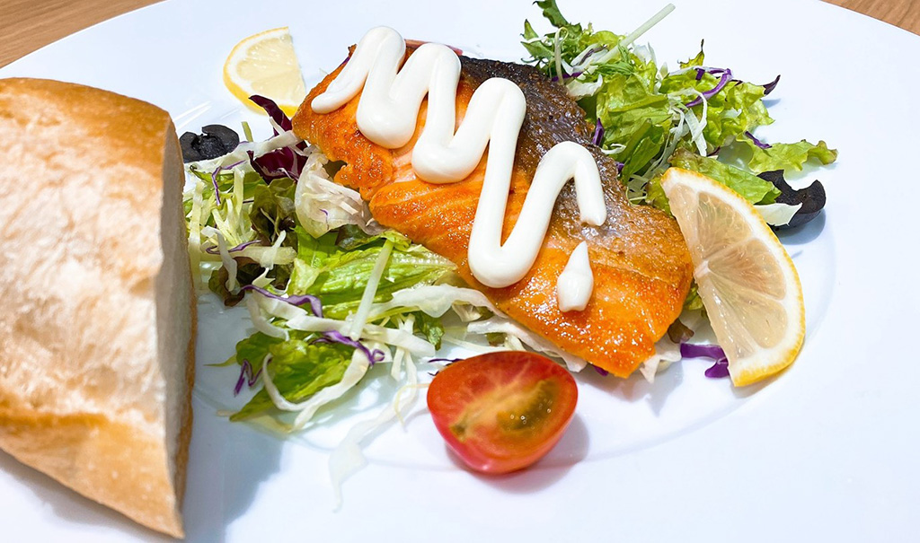 トロトロオムライス/サラダ仕立てのサーモンステーキ、チーズ添え/SMALL WORLDS TOKYO（東京都/江東区）