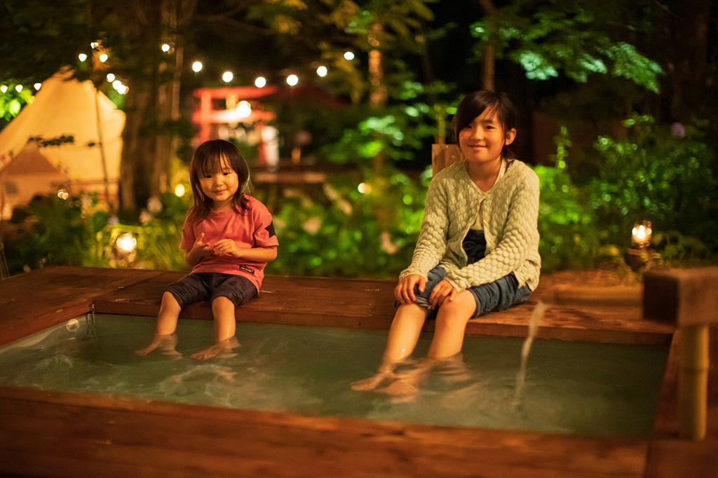 足湯をする子ども/Workation Hakuba ワーケーション白馬（長野県/白馬村）