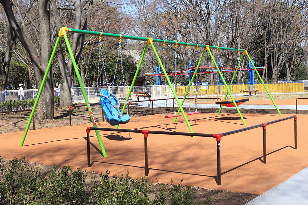 背もたれと安全バーがついたイス型や皿型ブランコ/砧公園（東京都/世田谷区）