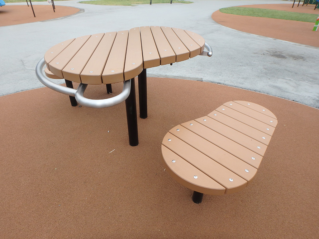 車いすで一緒に囲めるテーブル/砧公園（東京都/世田谷区）