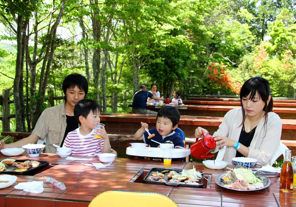 BBQを楽しむ親子/ロマンの森共和国(千葉県/君津市)