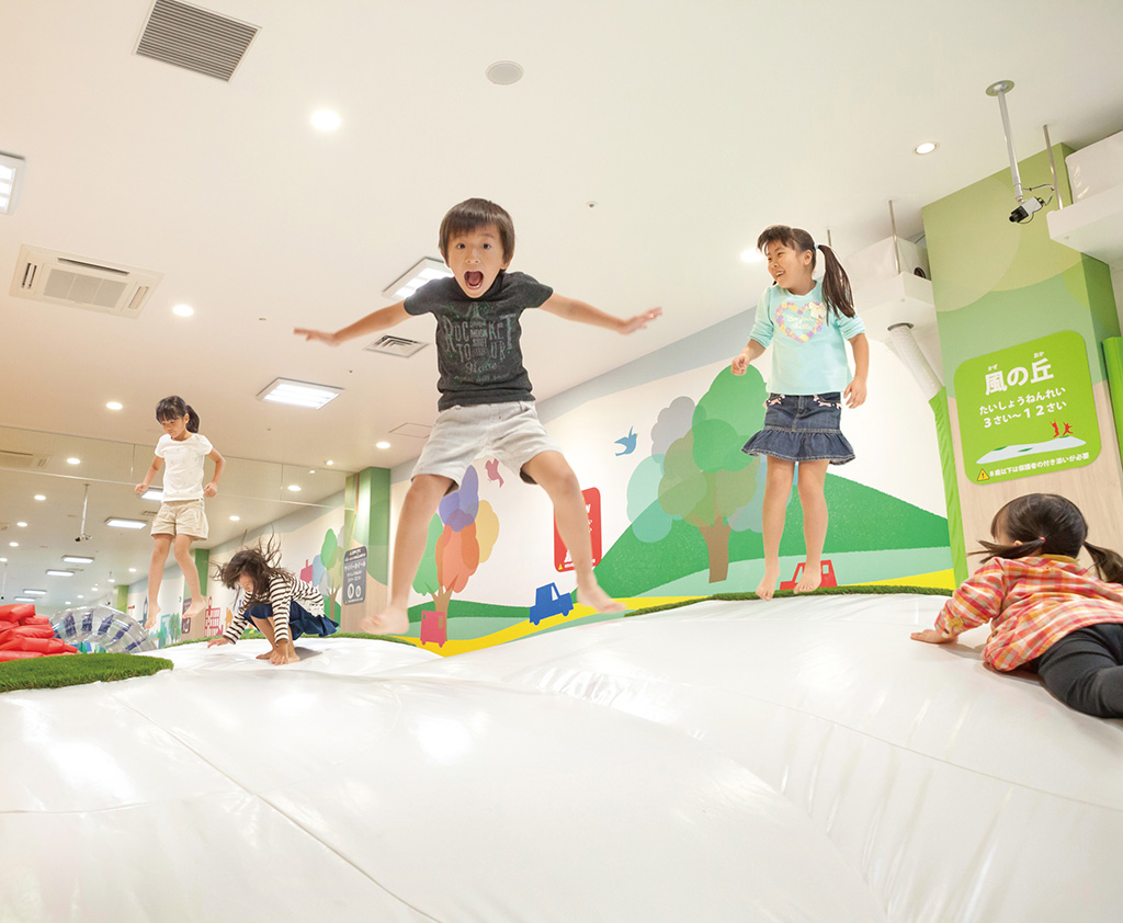 「イマジネーションヒルズ」で遊ぶ子ども/あそびパークPLUS ららぽーと愛知東郷店(愛知県/東郷町)
