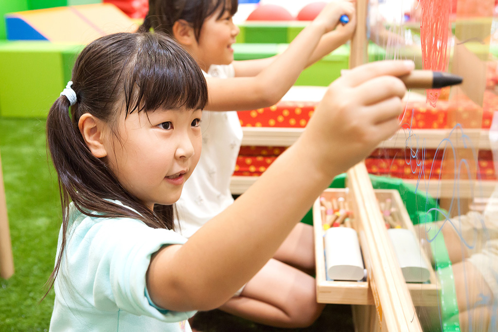 お絵かきを楽しむ子ども/あそびパークPLUS ららぽーと愛知東郷店(愛知県/東郷町)