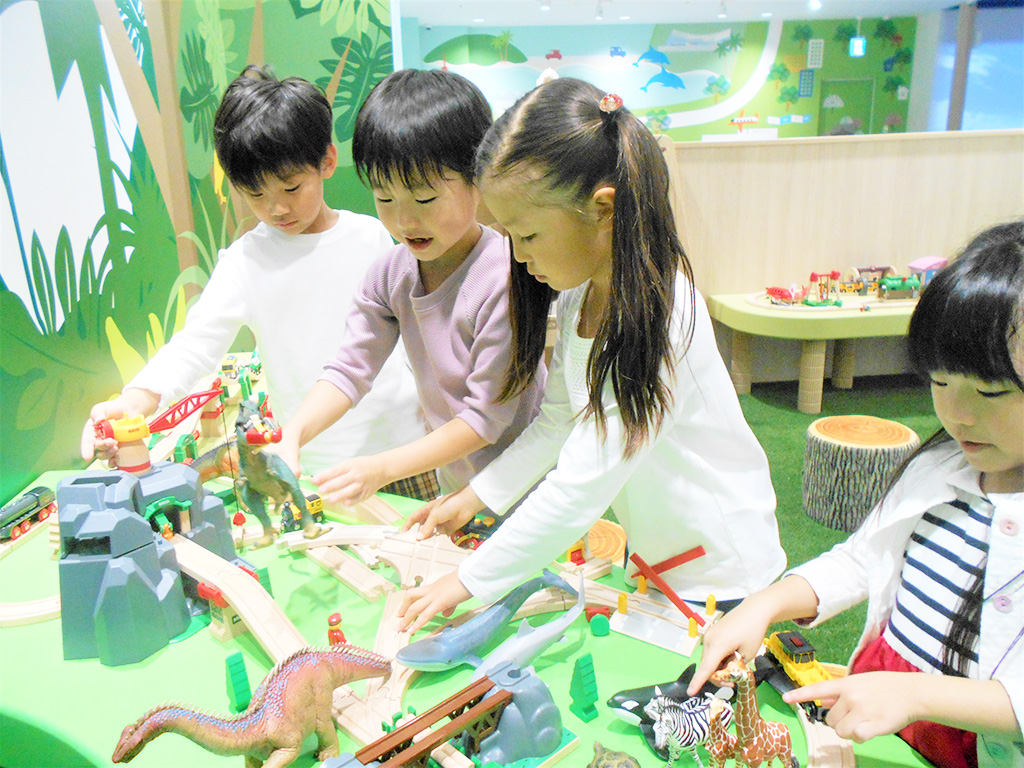 ミニチュアで遊ぶ子ども達/あそびパークPLUS ららぽーと愛知東郷店(愛知県/東郷町)