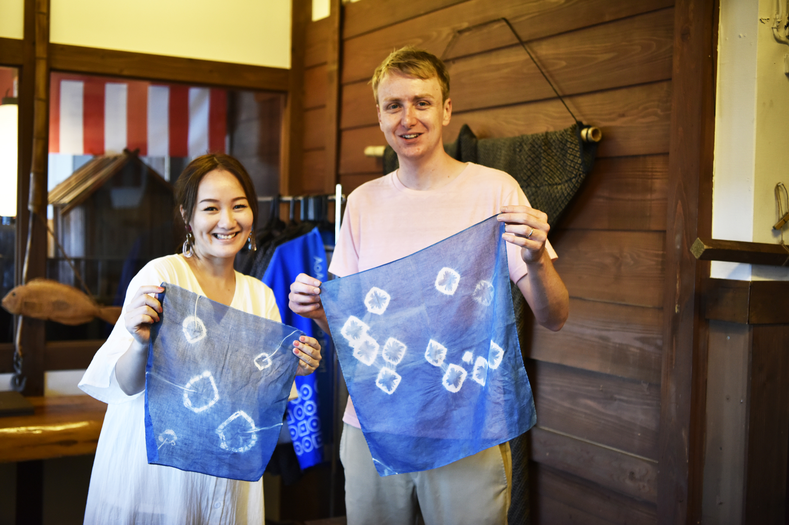 阿波藍の藍染体験をする様子/アオアヲ ナルト リゾート(徳島県/鳴門市)