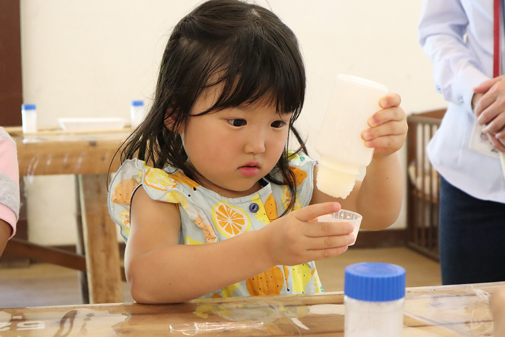 バター作り体験をする子ども/成田ゆめ牧場（千葉県/成田市