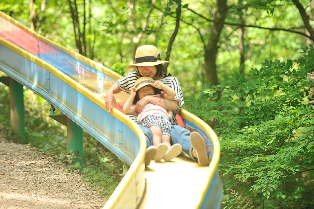 滑り台を滑る親子/グリーンパーク山東（滋賀県/米原市）