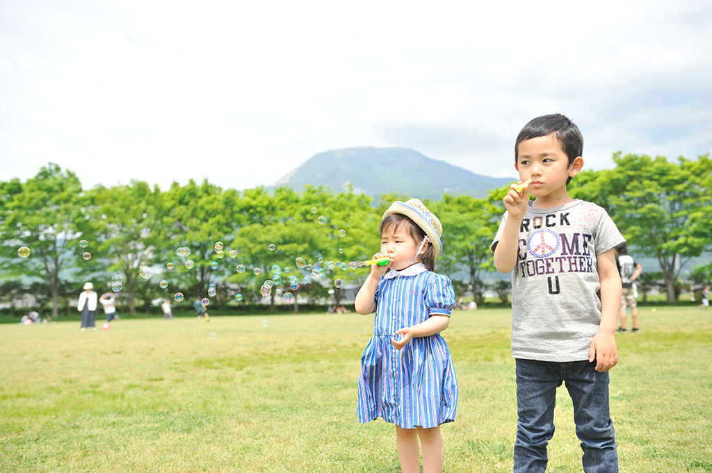 シャボン玉で遊ぶ子ども/グリーンパーク山東（滋賀県/米原市）