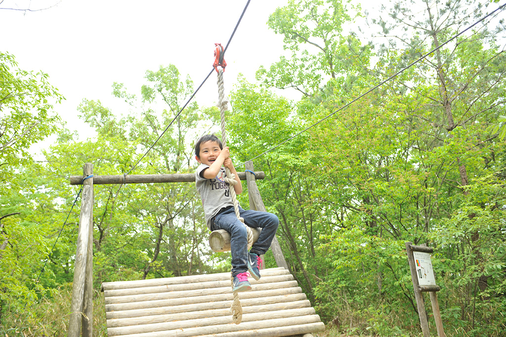 ターザンロープで遊ぶ子ども/グリーンパーク山東（滋賀県/米原市）