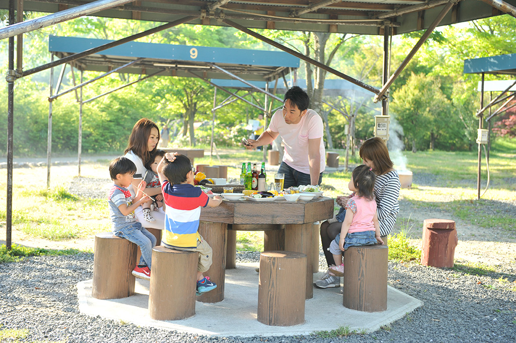 バーベキューをする家族/グリーンパーク山東（滋賀県/米原市）