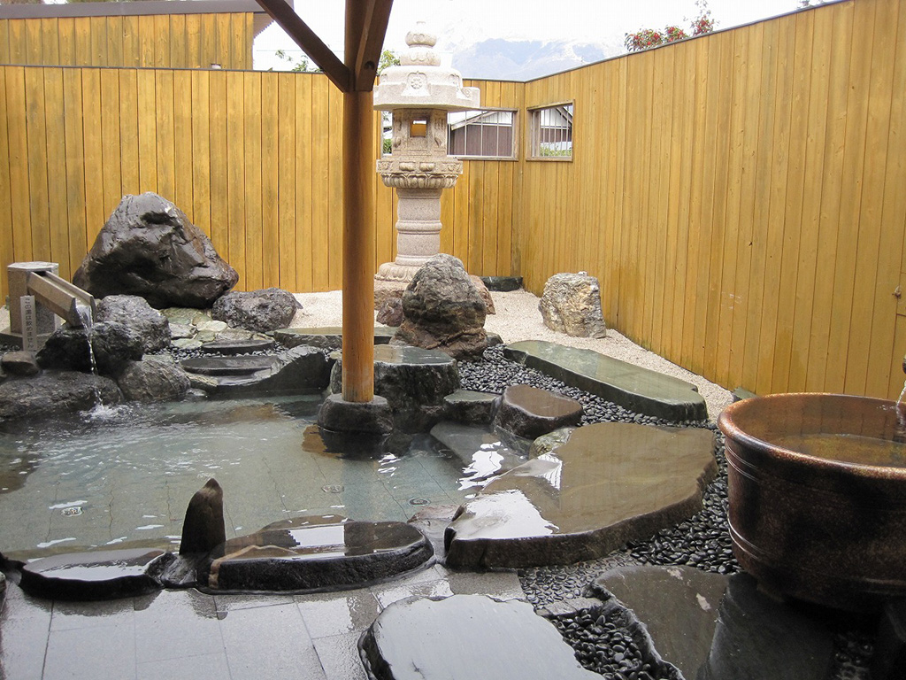 露天風呂つき温泉施設「美肌の湯」/グリーンパーク山東（滋賀県/米原市）