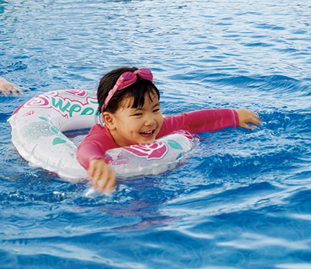 プールで泳ぐ子ども