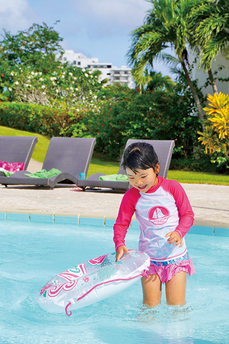 プールで遊ぶ子ども